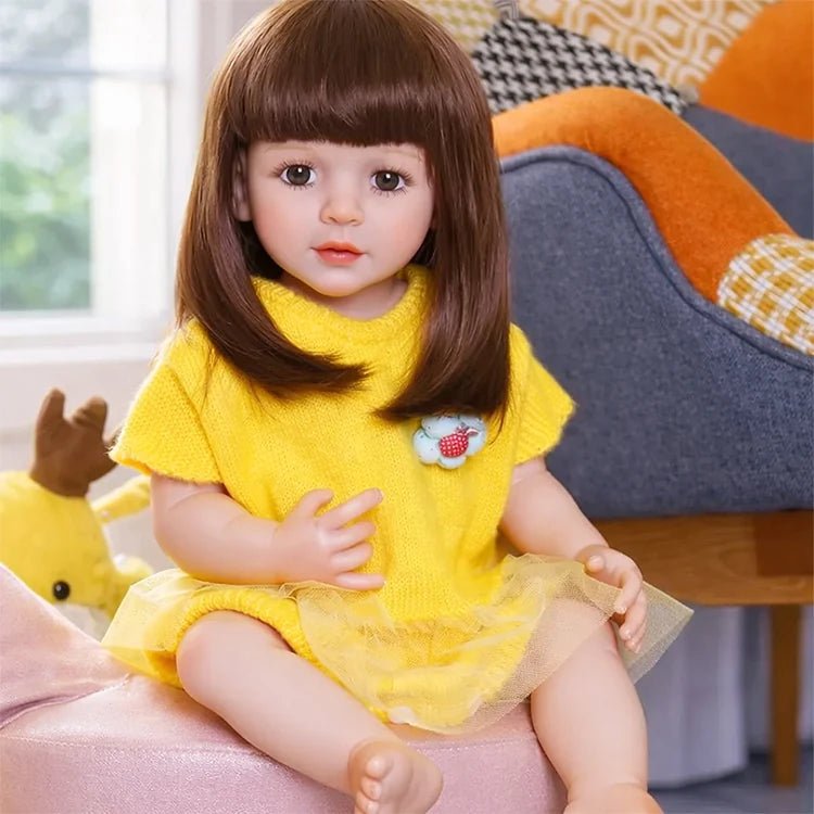 Chimidoll - muñeca de niño pequeño juguetona con un conjunto amarillo y cabello largo.