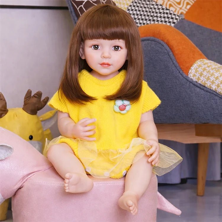 Chimidoll - muñeca de niño pequeño juguetona con un conjunto amarillo y cabello largo.