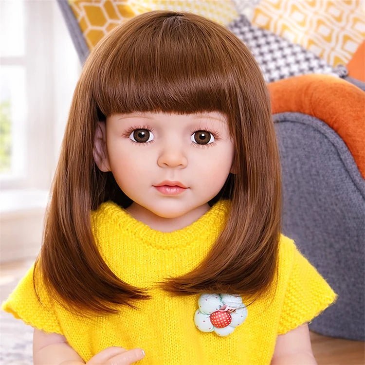 Chimidoll - muñeca de niño pequeño juguetona con un conjunto amarillo y cabello largo.