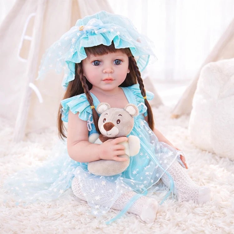 Chimidoll: muñeca de niña pequeña, ataviada con un conjunto campestre de color azul claro.