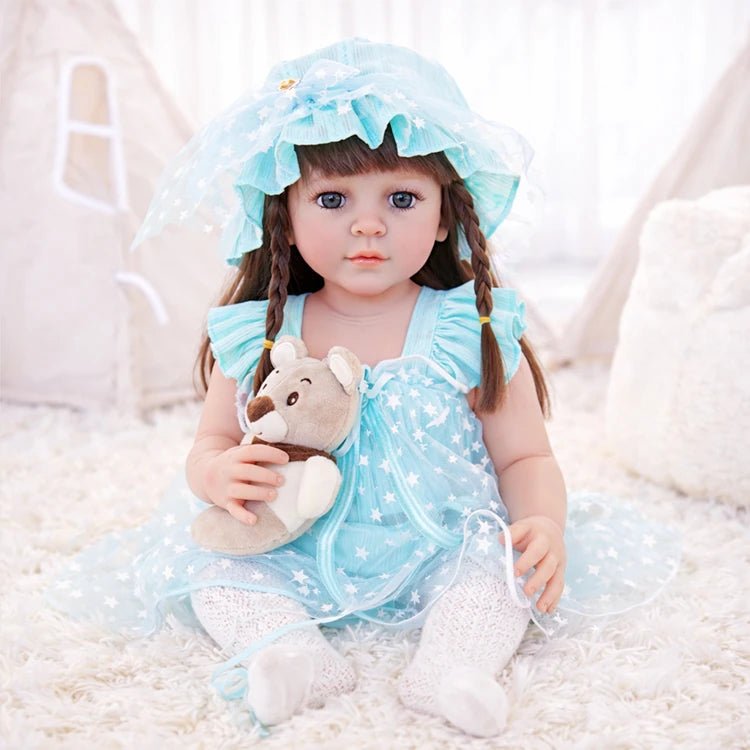 Kleinkindpuppe in einem hellblauen ländlichen Outfit