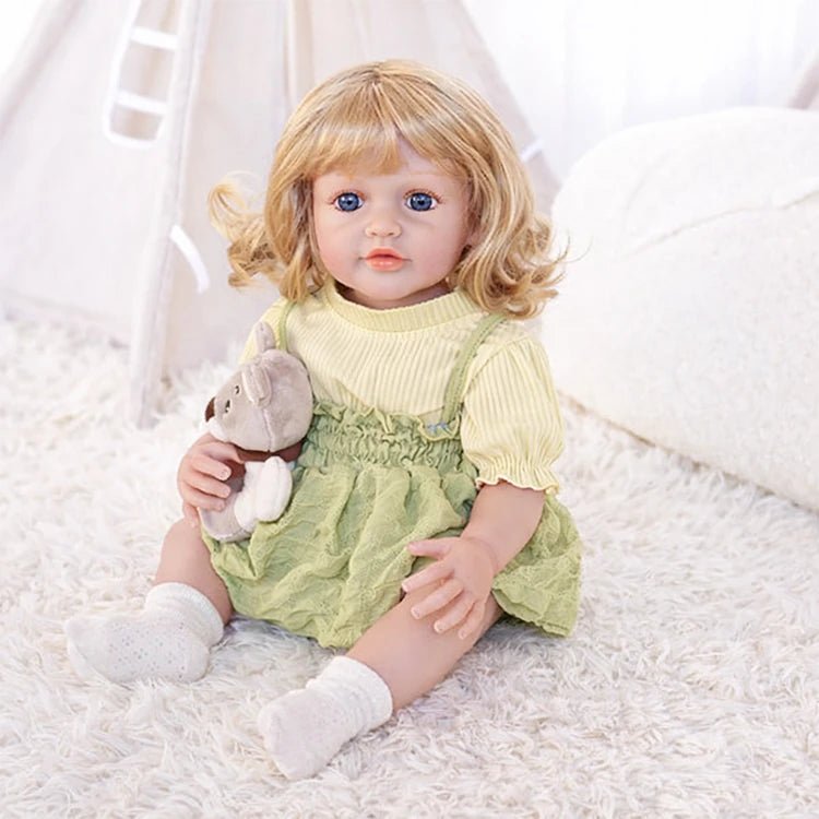 Kleinkindpuppe mit langen braunen Haaren im Sommerkleid