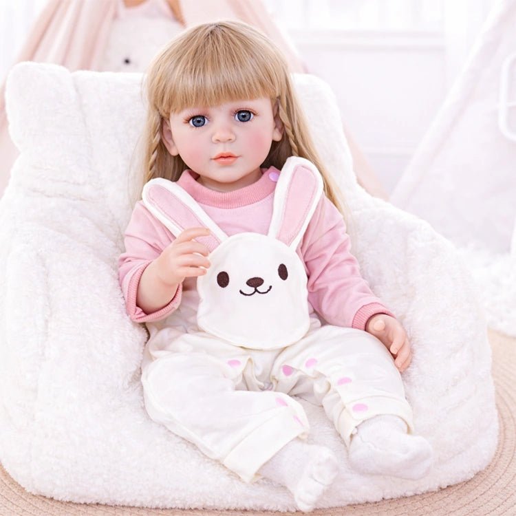 Reborn Kleinkindpuppe im rosa Hasen Strampler Ensemble