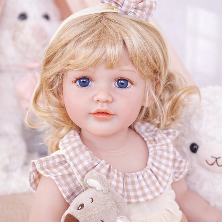 Reborn Kleinkindpuppe im zarten Spitzenkleid mit Zöpfen