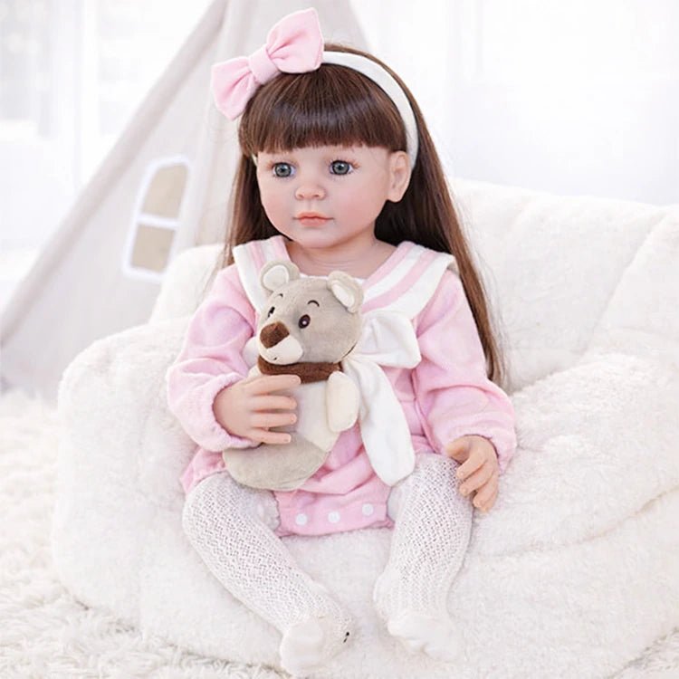 Chimidoll: muñeca renacida de niño pequeño, con traje rosa.