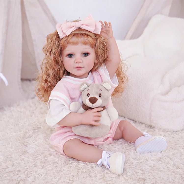 poupée enfant renaissante, cheveux bouclés portant un maillot de basket rose