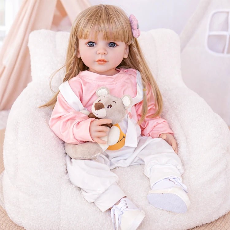 Reborn Kleinkindpuppe in einem süßen rosa Latzhosen Set