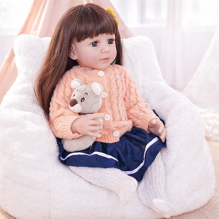 Reborn Kleinkindpuppe im klassischen Strickensemble