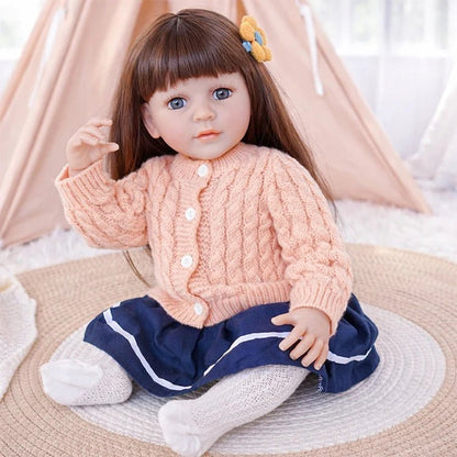 Reborn Kleinkindpuppe im klassischen Strickensemble