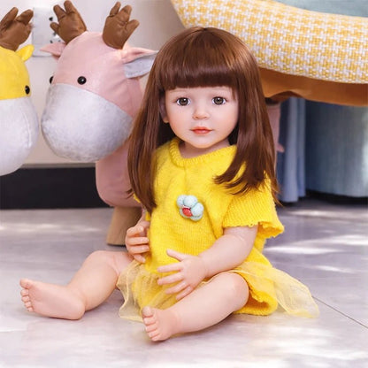 Chimidoll - muñeca de niño pequeño juguetona con un conjunto amarillo y cabello largo.