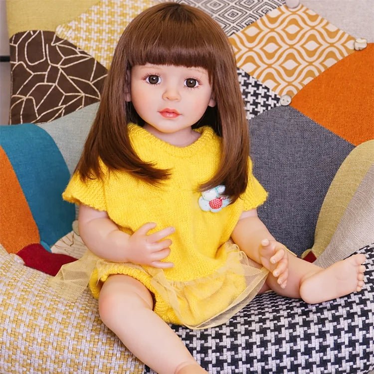 Chimidoll - muñeca de niño pequeño juguetona con un conjunto amarillo y cabello largo.