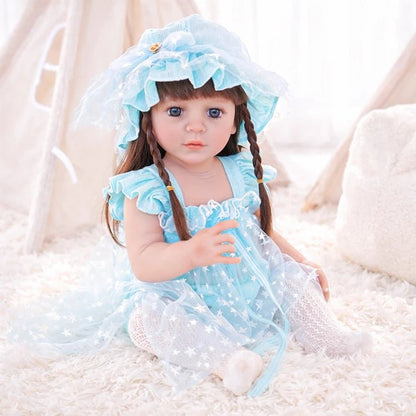 Kleinkindpuppe in einem hellblauen ländlichen Outfit