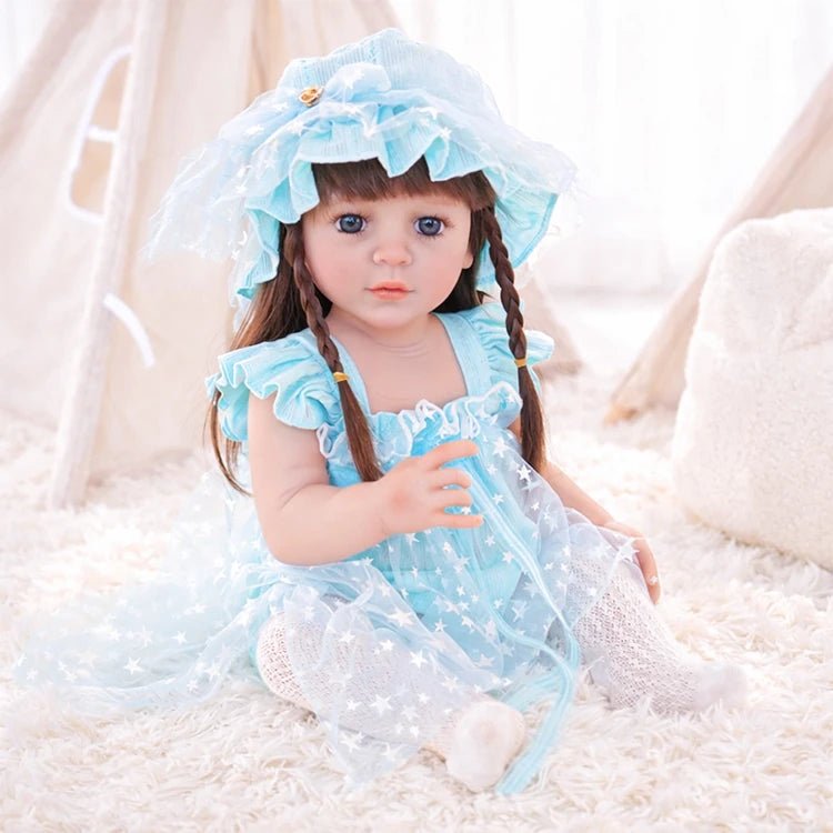 Chimidoll: muñeca de niña pequeña, ataviada con un conjunto campestre de color azul claro.