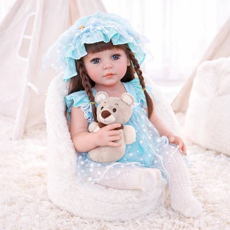 Chimidoll: muñeca de niña pequeña, ataviada con un conjunto campestre de color azul claro.