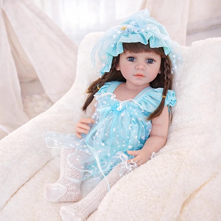 Kleinkindpuppe in einem hellblauen ländlichen Outfit