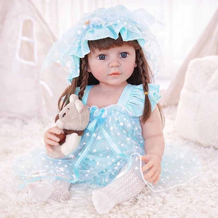 Kleinkindpuppe in einem hellblauen ländlichen Outfit