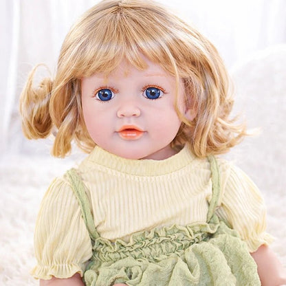 Kleinkindpuppe mit langen braunen Haaren im Sommerkleid