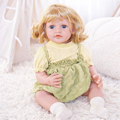 Kleinkindpuppe mit langen braunen Haaren im Sommerkleid