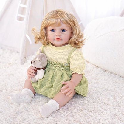 Kleinkindpuppe mit langen braunen Haaren im Sommerkleid