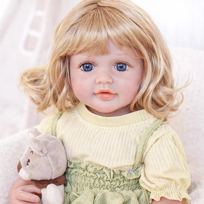 Kleinkindpuppe mit langen braunen Haaren im Sommerkleid