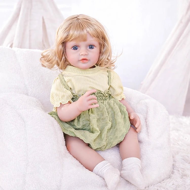 Kleinkindpuppe mit langen braunen Haaren im Sommerkleid