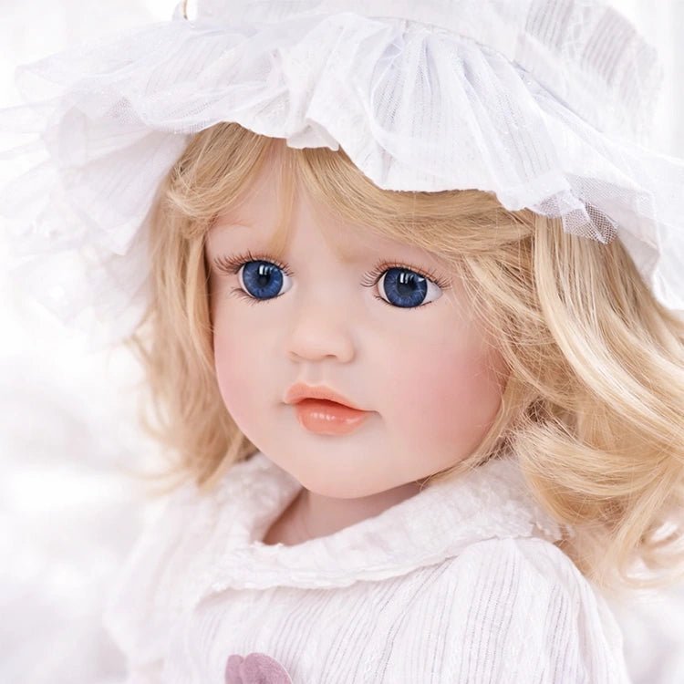 Chimidoll - muñeca niña, ataviada con un conjunto blanco campestre, cabello largo dorado y lleva un sombrero.