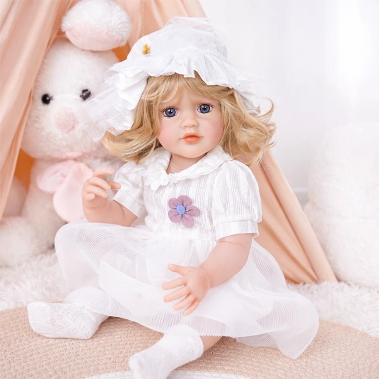 Chimidoll - muñeca niña, ataviada con un conjunto blanco campestre, cabello largo dorado y lleva un sombrero.
