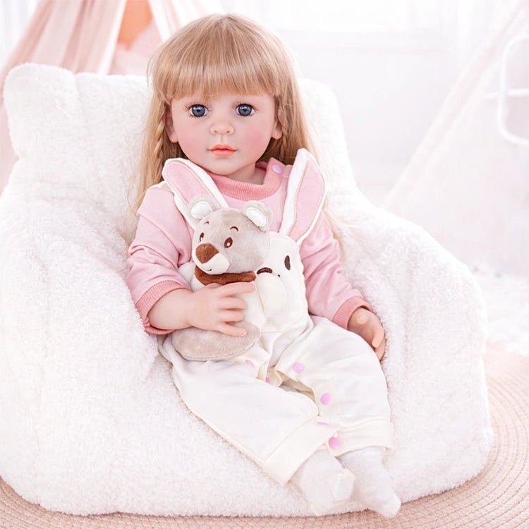 Chimidoll - muñeca renacida de niña pequeña, vestida con un conjunto de mono de conejito rosa.