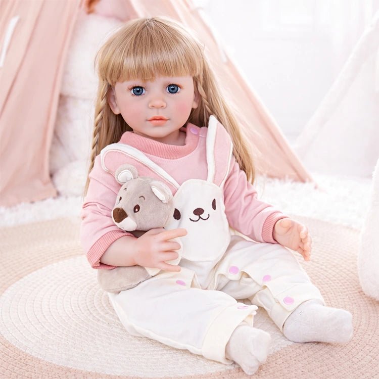 Chimidoll - muñeca renacida de niña pequeña, vestida con un conjunto de mono de conejito rosa.