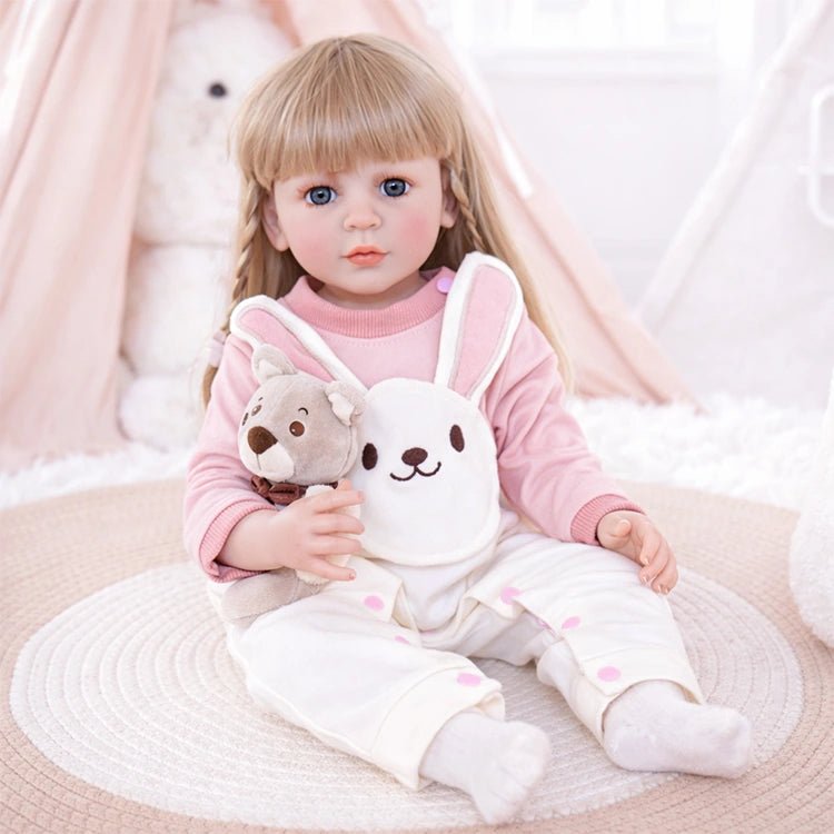 Reborn Kleinkindpuppe im rosa Hasen Strampler Ensemble