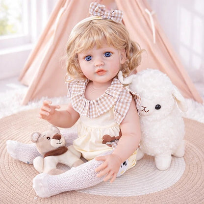 Reborn Kleinkindpuppe im zarten Spitzenkleid mit Zöpfen