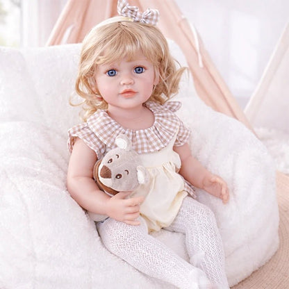 Reborn Kleinkindpuppe im zarten Spitzenkleid mit Zöpfen