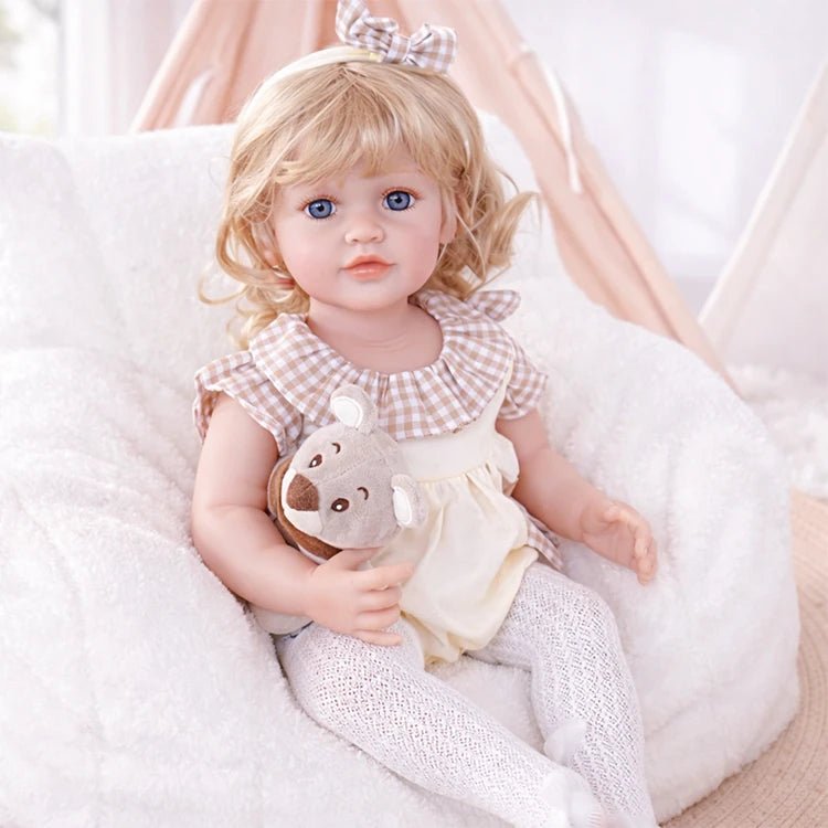 Reborn Kleinkindpuppe im zarten Spitzenkleid mit Zöpfen