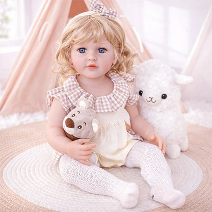 Reborn Kleinkindpuppe im zarten Spitzenkleid mit Zöpfen