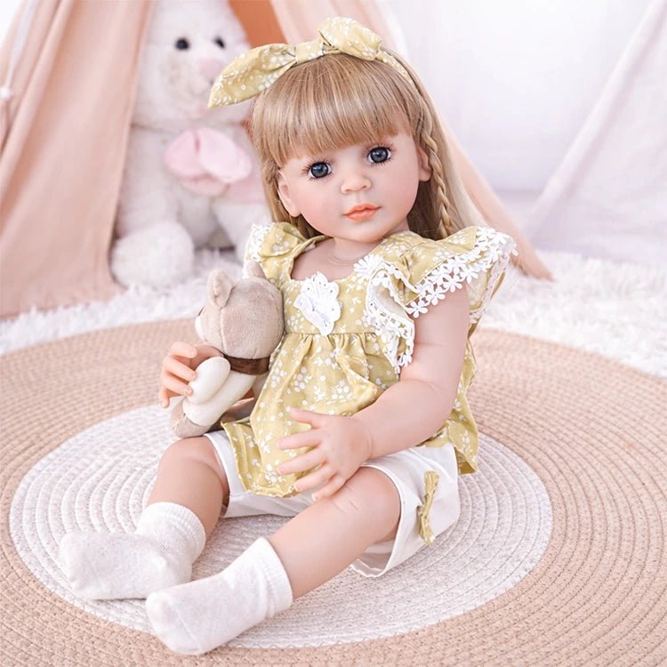 Chimidoll: muñeca renacida de niño pequeño, vistiendo un lindo conjunto de vestido floral.