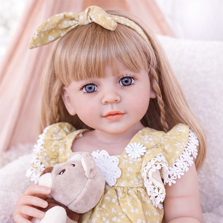 Chimidoll: muñeca renacida de niño pequeño, vistiendo un lindo conjunto de vestido floral.