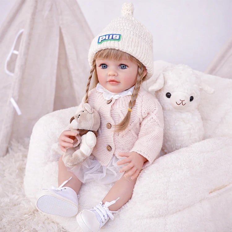 Chimidoll: linda muñeca de niño pequeño con cabello largo y amarillo, ojos azules y un conjunto beige.