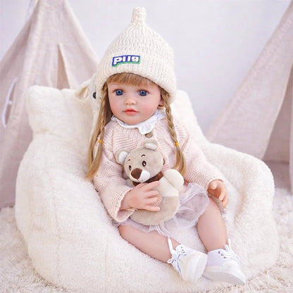 Chimidoll: linda muñeca de niño pequeño con cabello largo y amarillo, ojos azules y un conjunto beige.