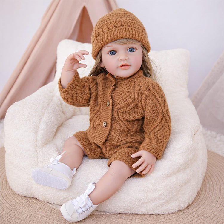 Chimidoll - encantadora muñeca de niño pequeño con atuendo castaño y cabello largo y amarillo.