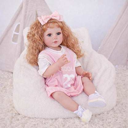poupée enfant renaissante, cheveux bouclés portant un maillot de basket rose