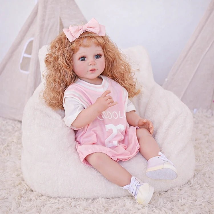 poupée enfant renaissante, cheveux bouclés portant un maillot de basket rose