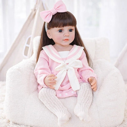 Chimidoll: muñeca renacida de niño pequeño, con traje rosa.