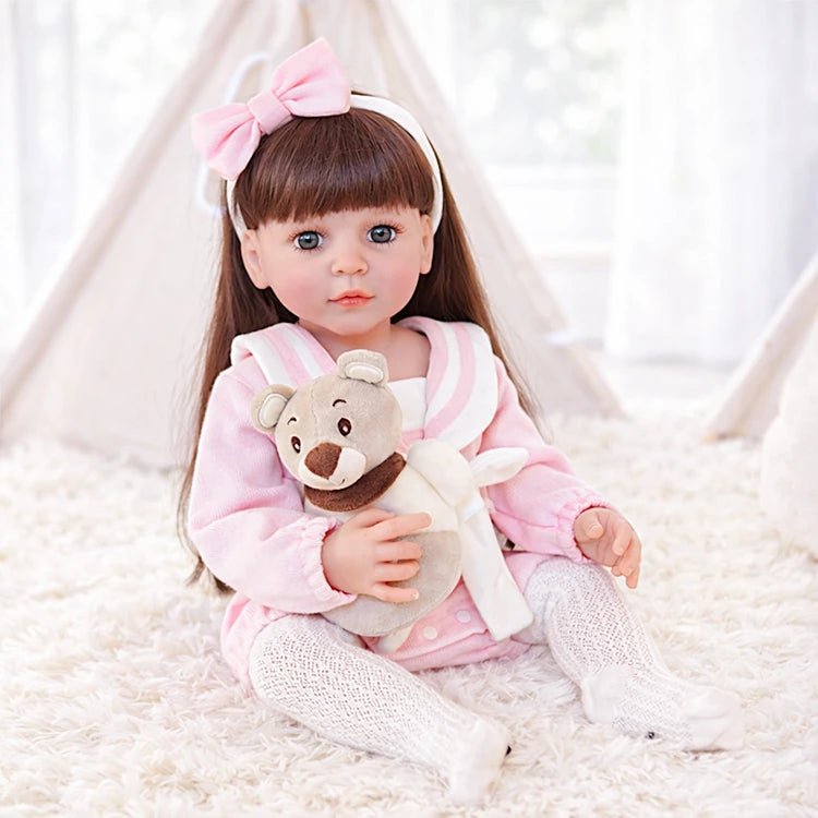 Chimidoll: muñeca renacida de niño pequeño, con traje rosa.