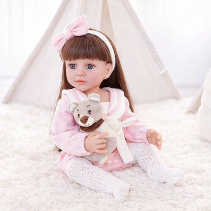 Chimidoll: muñeca renacida de niño pequeño, con traje rosa.