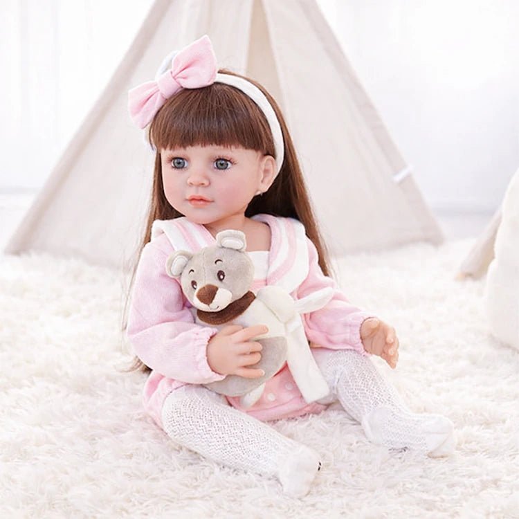 Chimidoll: muñeca renacida de niño pequeño, con traje rosa.