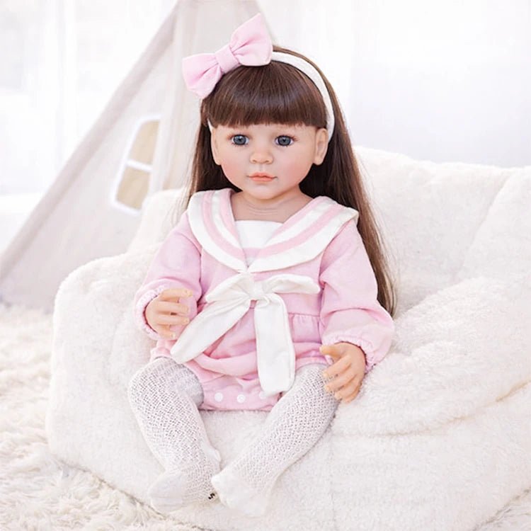 Chimidoll: muñeca renacida de niño pequeño, con traje rosa.