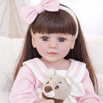 Chimidoll: muñeca renacida de niño pequeño, con traje rosa.