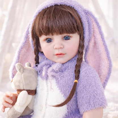 Chimidoll - muñeca realista de niño pequeño con un atuendo de conejito morado y cabello largo negro.