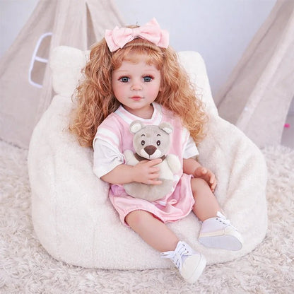 poupée enfant renaissante, cheveux bouclés portant un maillot de basket rose