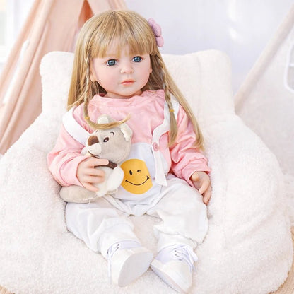 Reborn Kleinkindpuppe in einem süßen rosa Latzhosen Set